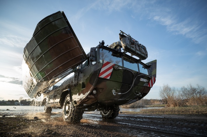 Deutschland und Großbritannien rüsten gemeinsam die Schwimmschnellbrücke 2