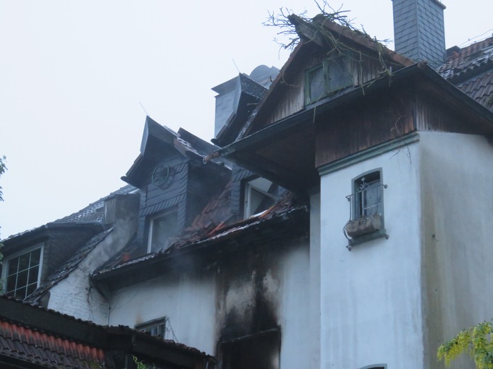 FW-E: Wohnungsbrand in Essen-Frohnhausen, Menschrettung über tragbare Leitern
