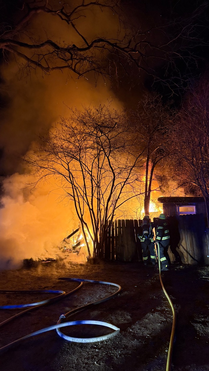 FW Neukirchen-Vluyn: Wochenendhaus in Vollbrand - Feuerwehr verhindert Brandausbreitung