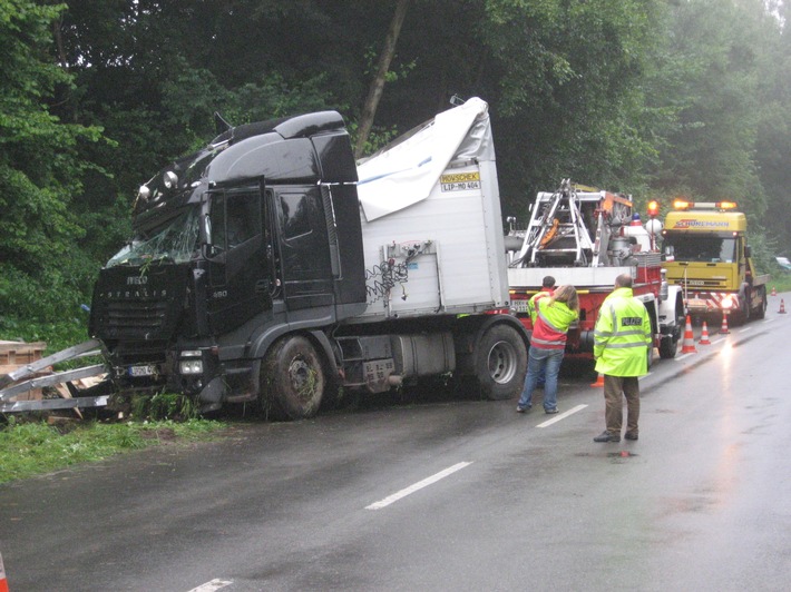 POL-HOL: Holzminden - B 497 - Pipping: Sattelzug landete im Graben - 50.000, -- EUR Sachschaden -