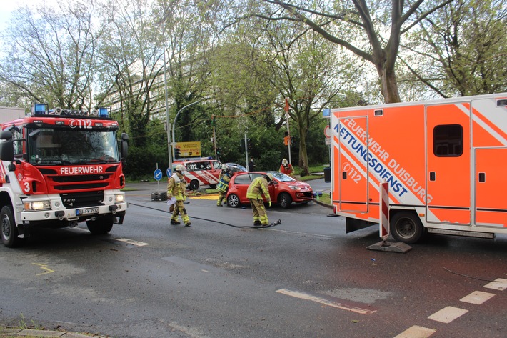 POL-DU: schwerer Verkehrsunfall mit Straßenbahn