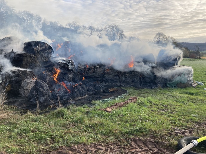 POL-ESW: Rundballen geraten in Brand; Schaden 10.000 Euro; Brandstiftung nicht ausgeschlossen