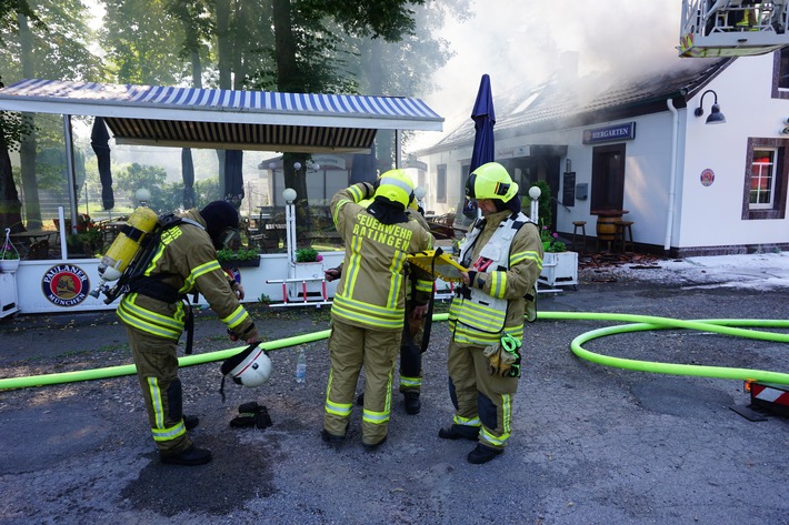 FW Ratingen: Dachstuhlbrand in Ausflugslokal: Bilder