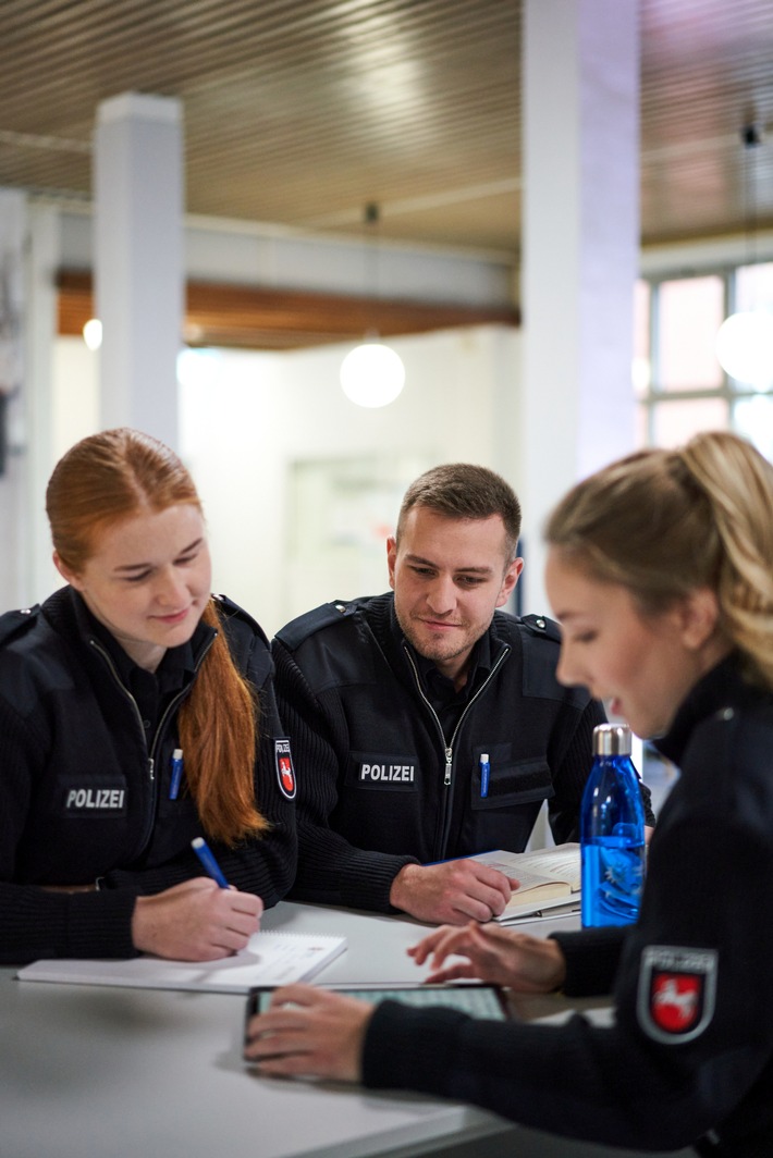 POL-ROW: Nachwuchswerbung: Lust auf Polizei? Nachwuchs-Team informiert Eltern und potenzielle Bewerberinnen und Bewerber