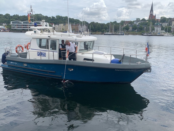 POL-FL: Flensburg - Drei junge Männer werfen zuvor gestohlene Fahrräder ins Hafenbecken