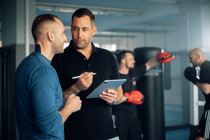 Schlagkräftige Strategien: Wie Falk Berberich Kampfsportschulen hilft, ihren Umsatz zu verdoppeln