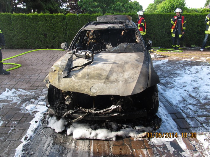 POL-HOL: Holzminden - Rudolf-Jahns-Weg: 30.000,-- EUR Schaden bei Feuer in einer Garage - BMW total ausgebrannt / Gebäudeschaden an Garage-