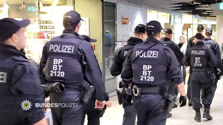 Bundespolizeidirektion München: Bundespolizei anlässlich 62. MSC im Einsatz // Bundespolizei verstärkt unterwegs
