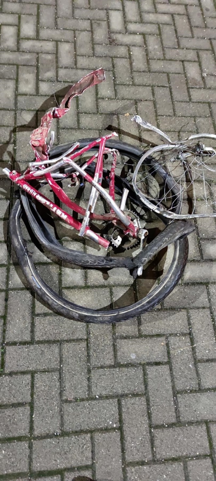 BPOL NRW: Randalierer wirft Fahrrad ins Gleis - Kollision mit Güterzug