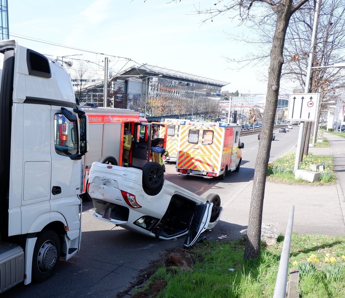 FW Stuttgart: Zwei Verkehrsunfälle mit glimpflichem Ausgang