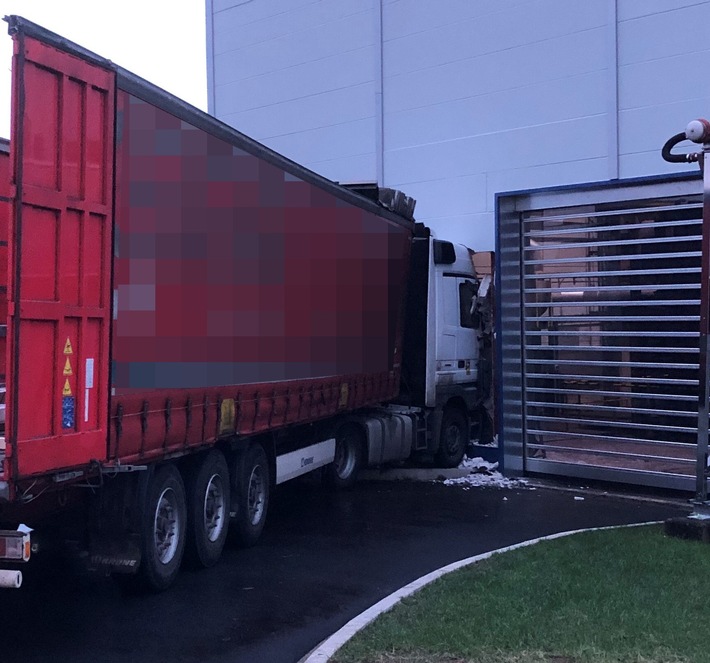 POL-HA: LKW-Fahrer fährt gegen Wand einer Firma im Lennetal - Alkoholtest zeigt 2,84 Promille an