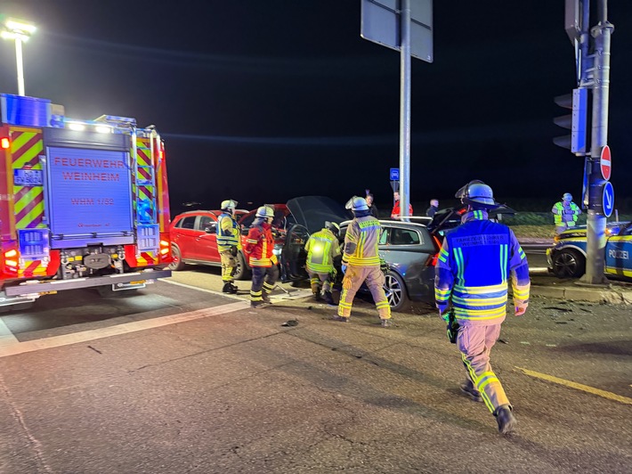 FW Weinheim: Drei Fahrzeuge kollidieren auf der Kreuzung B38 / Viernheimer Straße, darunter ein Streifenwagen der Polizei