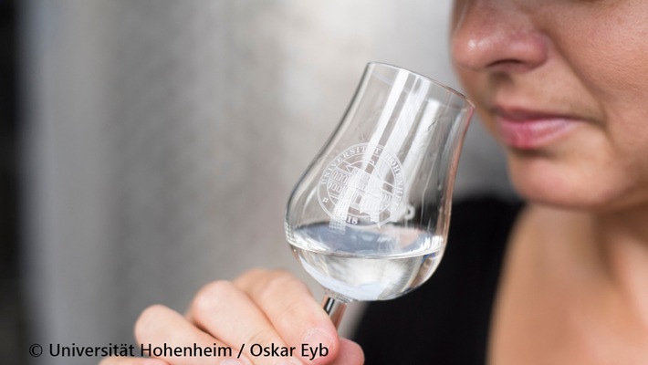 „Bester Obstbrand 2025“: Hohenheimer Kirschwasser punktet bei DLG-Prämierung