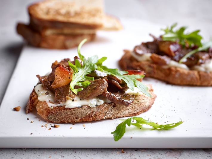 Sommerrezept mit Lammfleisch: Geröstetes Landbrot mit Lammscheiben, Gorgonzola und Pflaumen