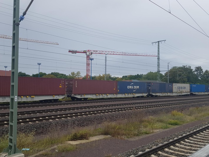 BPOLI MD: Für Fotos von der Stadt: Mann klettert auf Baukran an der "Tunnelbaustelle"