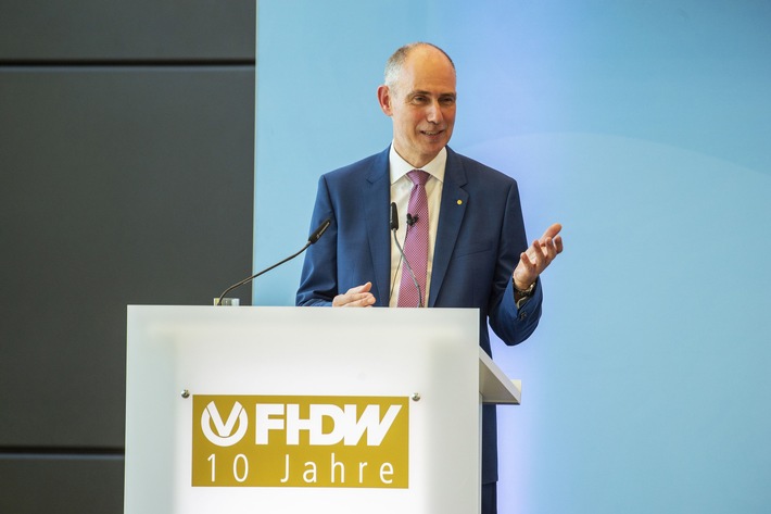10 Jahre erfolgreiche Kooperation: DVAG und FHDW feiern großes Jubiläum im ZVB Marburg / Ein Jahrzehnt duales Studium: ein Erfolgsmodell mit Zukunft