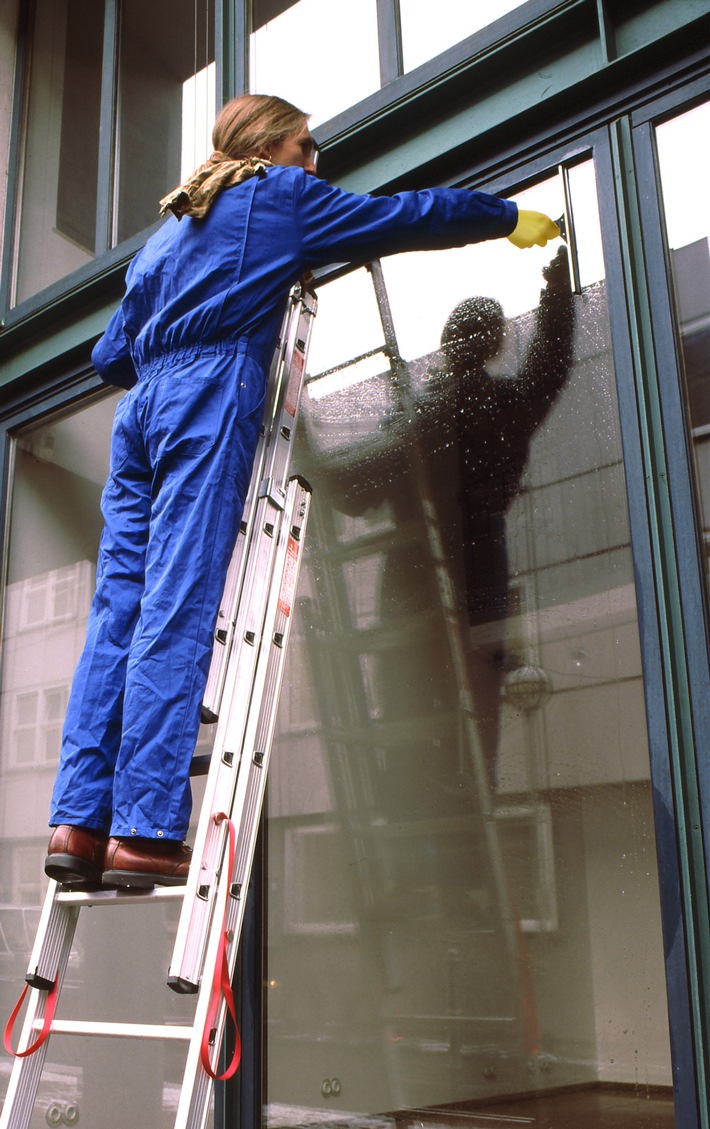 Hohes Unfallrisiko beim Arbeiten auf Leitern (mit Bild)