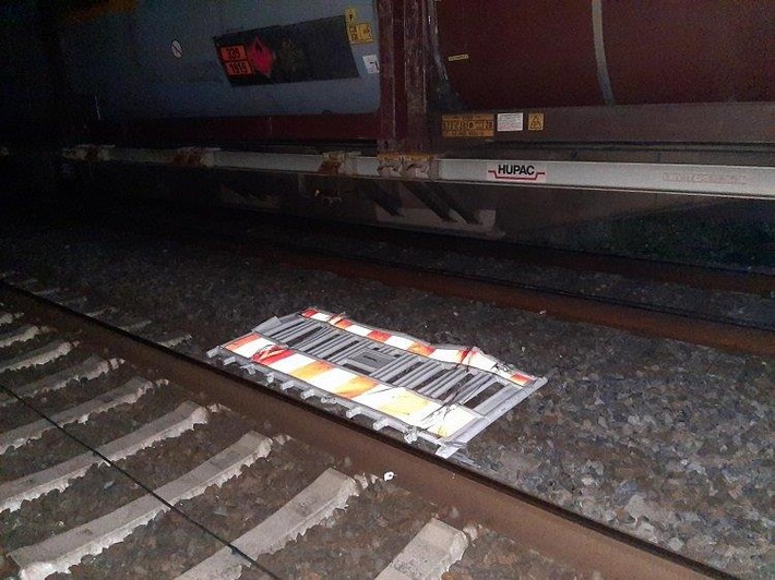 BPOL NRW: Güterzug überfährt ins Gleis gelegtes Hindernis - Bundespolizei sucht Zeugen