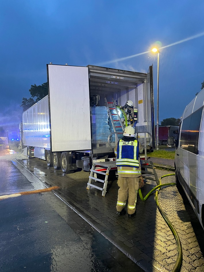 FW Lehrte: LKW-Fahrer kann sich aus brennender Fahrerkabine retten