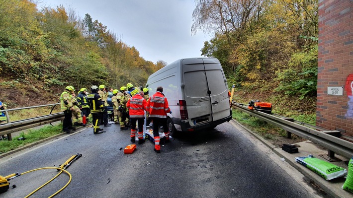 FW Pulheim: Schwerer Verkehrsunfall fordert ein Todesopfer