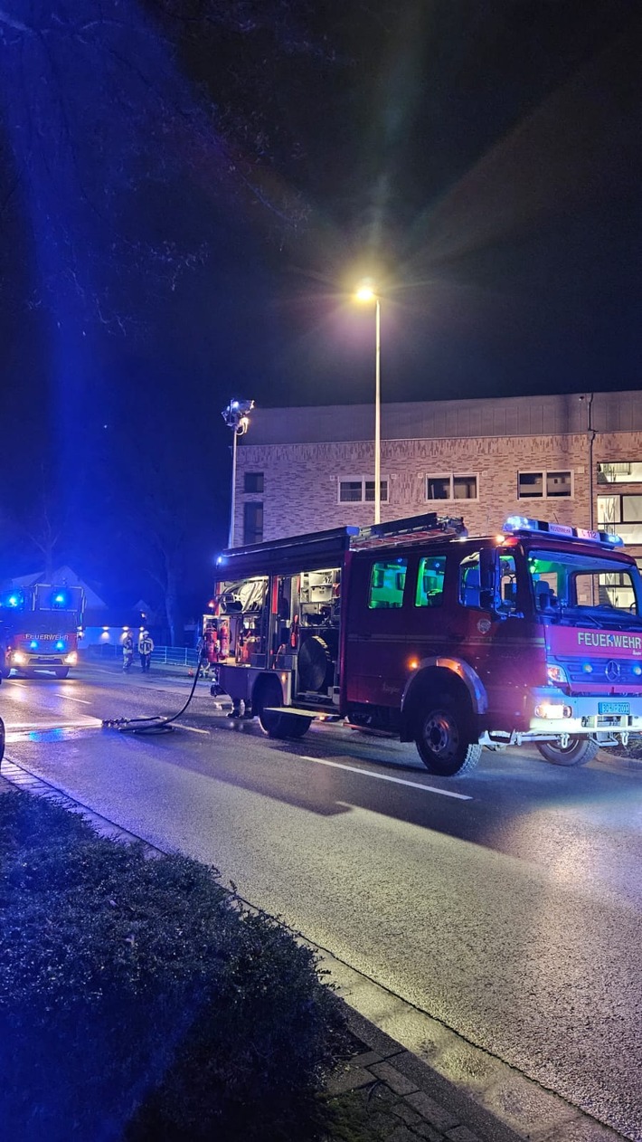 FW Bocholt: Unklare Rauchentwicklung im Dachgeschoss dreier Mehrfamilienhäuser