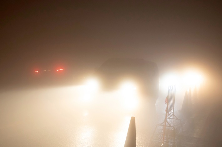 Extremer "Böller-Nebel" kann sich bei Windstille in der Silvesternacht innerhalb von Minuten bilden. Autofahren ist bei solch widrigen Sichtverhältnissen nur noch in Schrittgeschwindigkeit möglich. Quelle: WetterOnline / Shutterstock (bei Verwendung unbedingt angeben). Die Verwendung des Bildes ist ausschließlich im Zusammenhang mit dieser Pressemitteilung gestattet! Weiterer Text über ots und www.presseportal.de/nr/12322