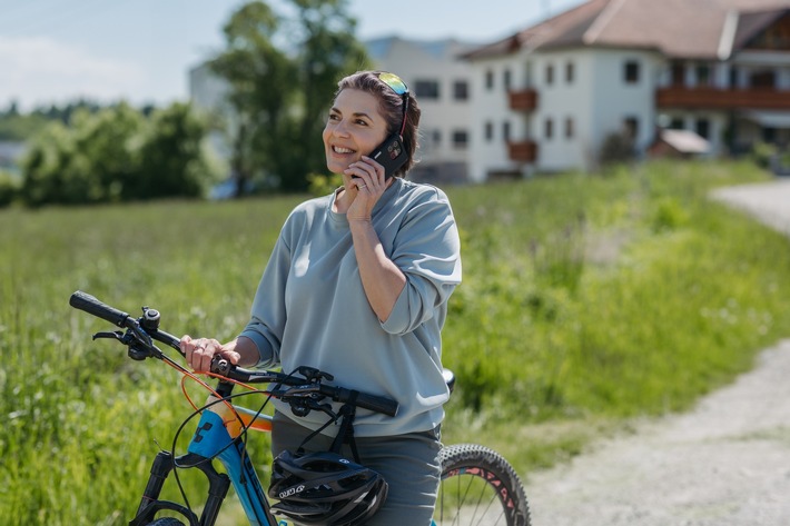 Auf Langlebigkeit getrimmt: Handliches Android-15-Smartphone mit Sicherheitspaket, Geld-Zurück-Garantie und Sprachassistent auf Knopfdruck
