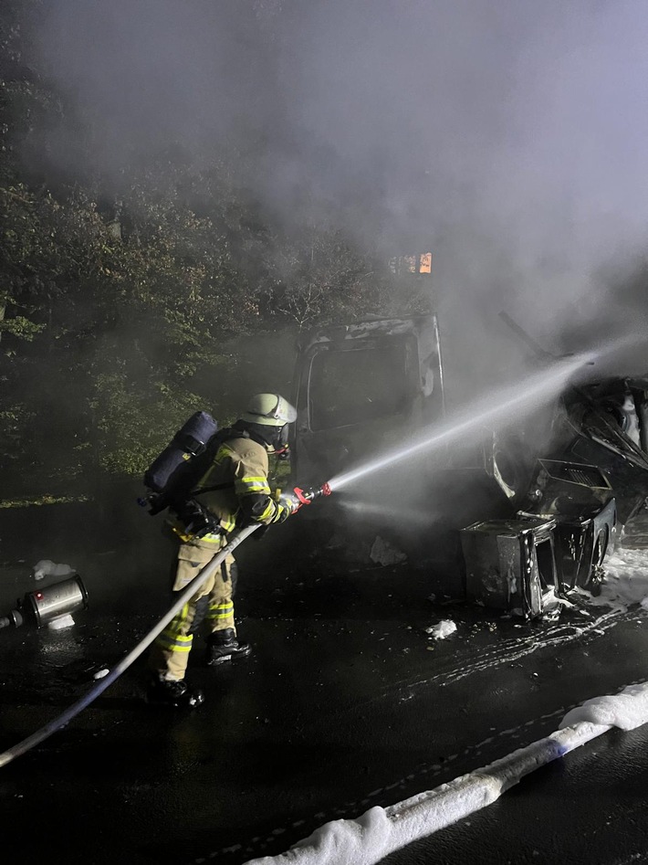 FW-RS: Feuerwehr löscht brennenden LKW