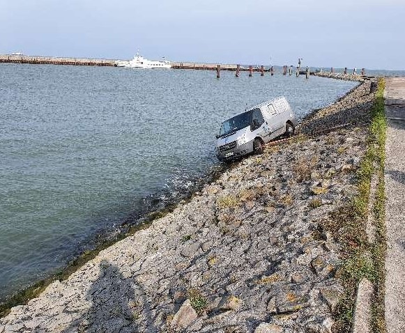 POL-WHV: Das ungesicherte Abstellen eines Fahrzeuges sorgte für einen Einsatz - Pkw rollte - fast - ins Hafenbecken und blieb an der Hafenkante stehen