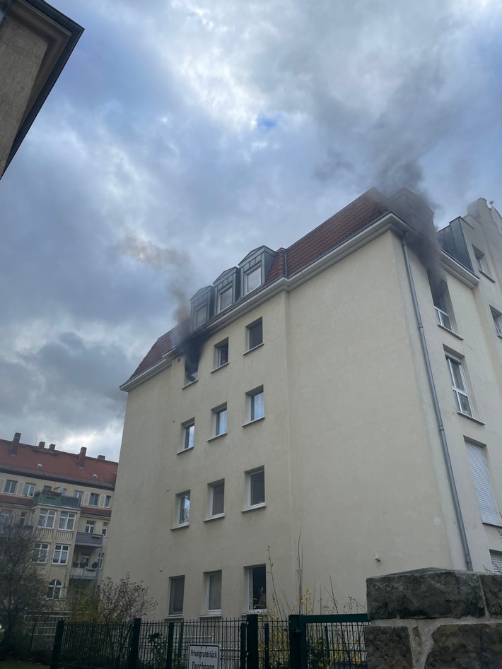 FW Dresden: Feuerwehr rettet fünf Menschen und einen Hund bei ausgedehntem Küchenbrand