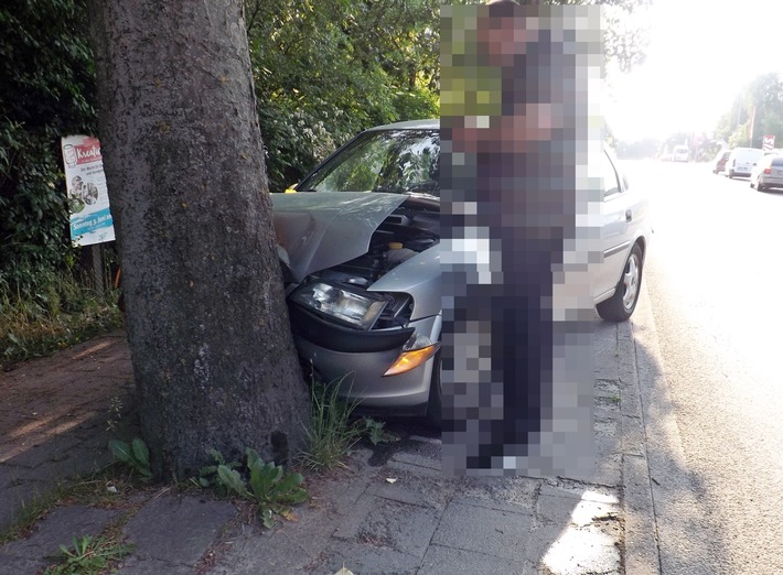 POL-SN: Pkw fährt gegen Baum-Fahrer unverletzt