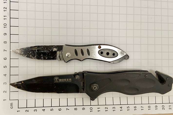 BPOL NRW: Bundespolizei stellt Messer bei jungen Männern sicher