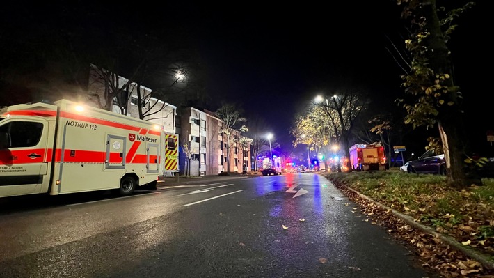 FW-NE: Kellerbrand an der Kaarster Straße | 71 Betroffene und 10 verletzte Personen