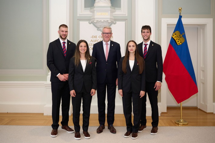 Bildungsminister Daniel Oehry verabschiedet die WorldSkills-Delegation nach Shanghai