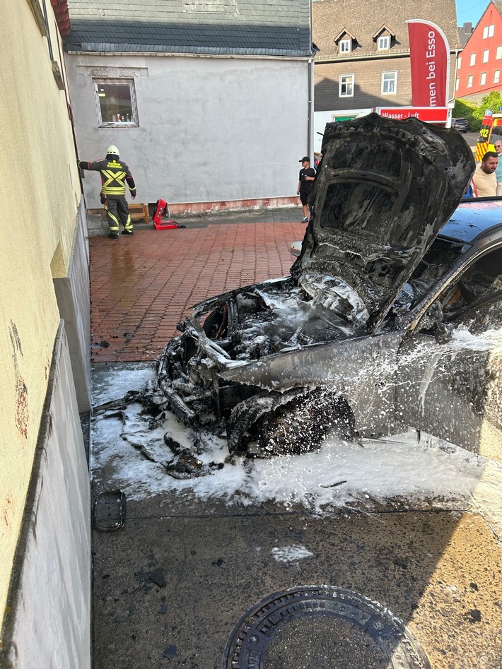 POL-PDTR: Fahrzeugbrand Esso-Tankstelle Birkenfeld