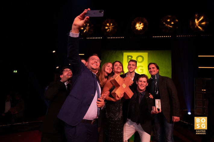 Best of Swiss Gastro: Der Master 2020 schenkt am Ufer der Limmat aus /  Publikumspreis "Best of Swiss Gastro" zum 16. Mal verliehen. Master 2020 ist Dirk Hany mit seiner "Bar am Wasser" in Zürich