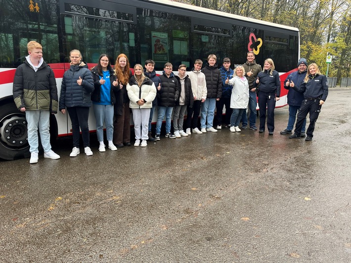 POL-PB: Sicherer Schulweg mit dem Bus: Polizei Paderborn und Verkehrsbetrieb schulen Busbegleiter