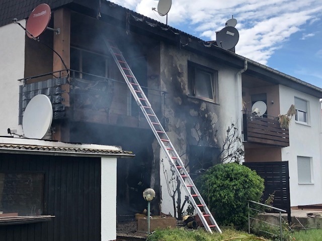 POL-PDLD: Zeiskam - Brand eines Mehrfamilienhauses