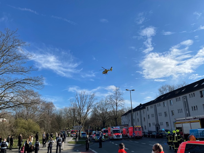FW-GE: Verpuffung in Mehrfamilienhaus in Gelsenkirchen Scholven - eine schwerverletzte Frau muss mit Rettungshubschrauber in Bochumer Spezialklinik geflogen werden.