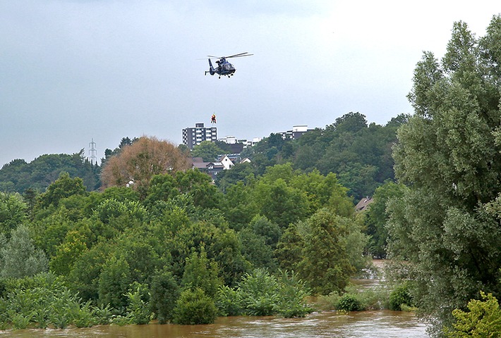 FW-E: Tief "Bernd" und das Ruhrhochwasser beschäftigen die Essener Feuerwehr auch weiterhin