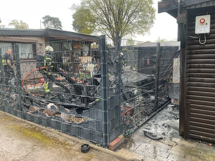 FW-MH: Brand auf Campingplatz: Wohneinheit in Vollbrand - Feuerwehr verhindert Ausbreitung