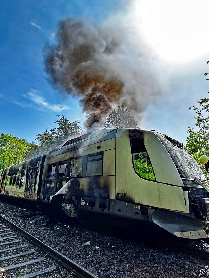 POL-ME: Brennende S-Bahn: Großeinsatz von Feuerwehr und Polizei - Erkrath - 2404112