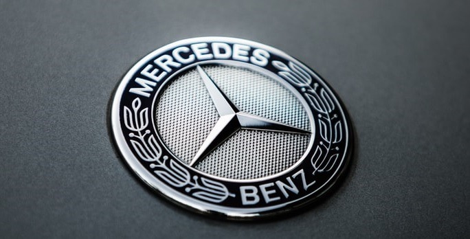 Daimler zittert im Abgasskandal: Gerichte entscheiden jetzt reihenweise für Mercedes-Kunden / Wichtiges OLG-Urteil aus Frankfurt hilft tausenden Klägern