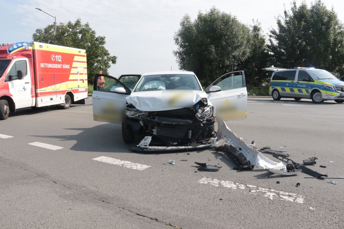 POL-HF: Verkehrsunfall im Einmündungsbereich - Drei Personen verletzt