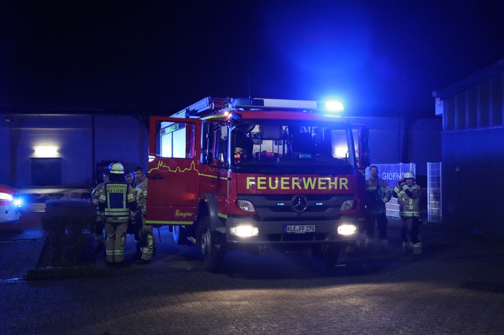 FW-KLE: Brand in Autowerkstatt von Mitarbeitern selber gelöscht