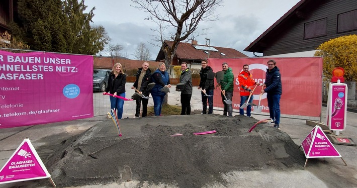 Spatenstich: Telekom startet Glasfaserausbau in Bernried