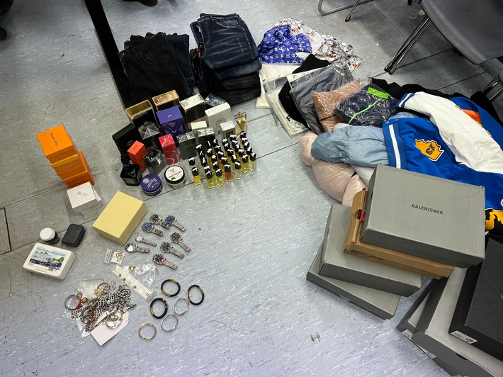 POL-E: Essen: "SafeCity" kontrolliert Fahrzeug und stellt mutmaßliche Plagiate sicher