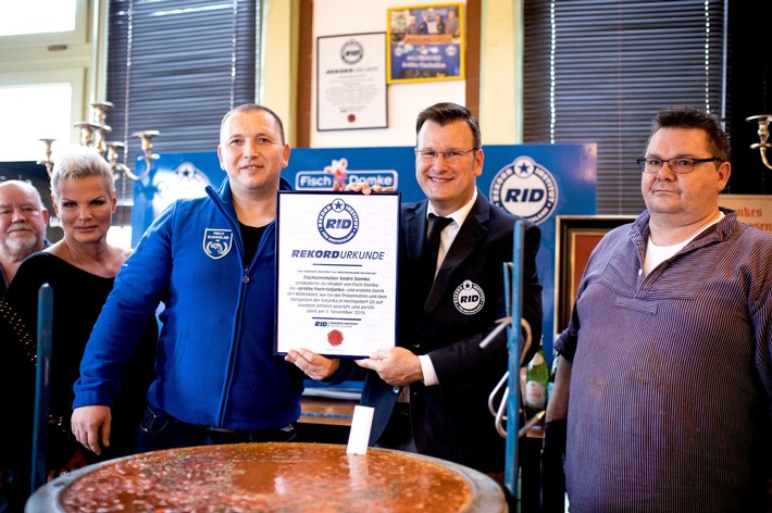 Weltrekord auf Usedom geknackt: Fischsommelier Domke kocht in Heringsdorf die "größte Fisch-Soljanka der Welt" (268 Liter) und spendet Einnahmen der Verköstigung an Kinderhospiz und Brustkrebshilfe