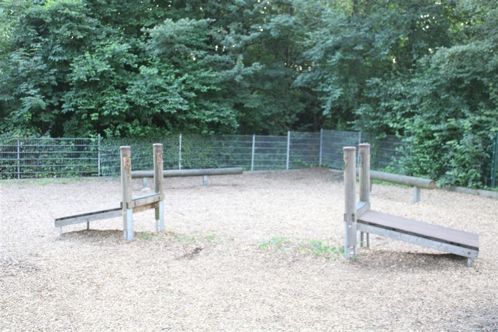 POL-HA: Zeugen gesucht. Unbekannte entwenden Holzbrücke eines Kinderklettergerüstes auf Schulhof