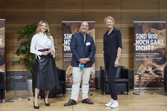 Professor Dr. med. Andreas Kurth, Erster Vorsitzender des Vorstands desDachverbands Osteologie e. V. (DVO) mit den Testimonials der bundesweiten Aufklärungs- und Awareness-Kampagne KNOCHEN.STARK.MACHER.: Moderatorin Frauke Ludowig (li.) und der Olympiasiegerin im Hochsprung Heike Henkel (re). / Weiterer Text über ots und www.presseportal.de/nr/148013 / Die Verwendung dieses Bildes ist für redaktionelle Zwecke honorarfrei. Veröffentlichung bitte unter Quellenangabe: "obs/Aktionsbündnis Osteoporose/PER FLORIAN APPELGREN" Professor Dr. med. Andreas Kurth, Erster Vorsitzender des Vorstands desDachverbands Osteologie e. V. (DVO) mit den Testimonials der bundesweiten Aufklärungs- und Awareness-Kampagne KNOCHEN.STARK.MACHER.: Moderatorin Frauke Ludowig (li.) und der Olympiasiegerin im Hochsprung Heike Henkel (re). / Weiterer Text über ots und www.presseportal.de/nr/148013 / Die Verwendung dieses Bildes ist für redaktionelle Zwecke honorarfrei. Veröffentlichung bitte unter Quellenangabe: "obs/Aktionsbündnis Osteoporose/PER FLORIAN APPELGREN"